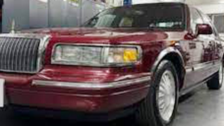 How to Change Spark Plugs on Lincoln Town Car